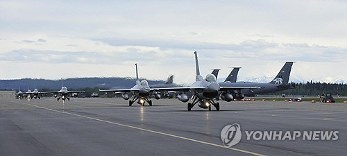 레드플래그 훈련 참가를 위해 공군 충주기지에서 출발한 KF-16이 4일(현지시간) 미국 알래스카주 아일슨 기지에 착륙해 지상활주하고 있다. [공군 제공=연합뉴스]